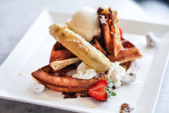 quán cafe ở singapore: món waffle tại coastal settlement