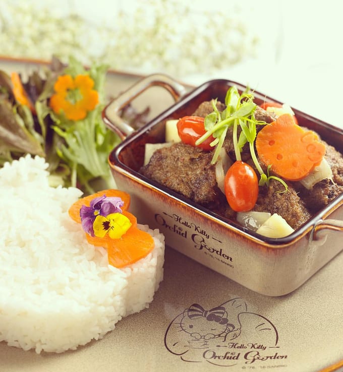 quán cafe ở singapore: thức ăn tại hello kitty orchid garden