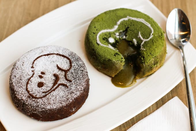quán cafe ở singapore: lave cake tại charlie brown cafe