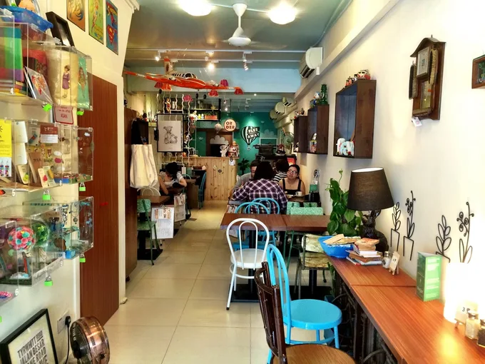 quán cafe ở singapore: nội thất quán flee away cafe