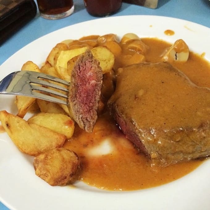 quán cafe ở singapore: phi lê bò tại colbar cafe