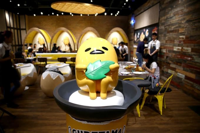 quán cafe ở singapore: nội thất quán gudetama cafe