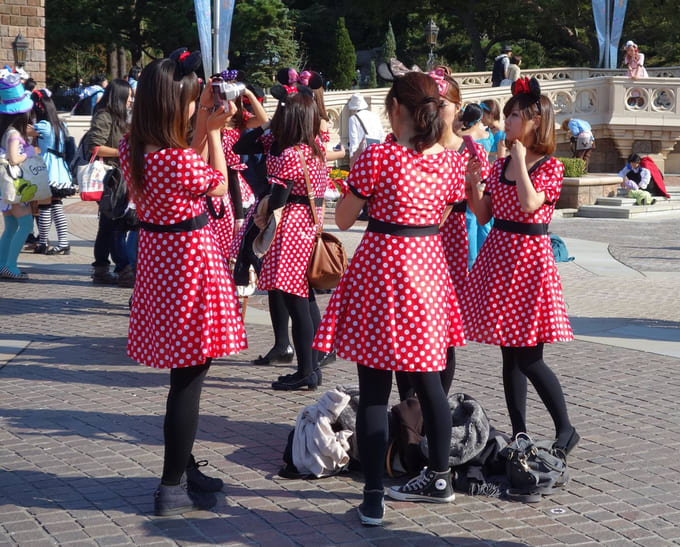 công viên đại dương tokyo disneysea: du khách trong đồng phục