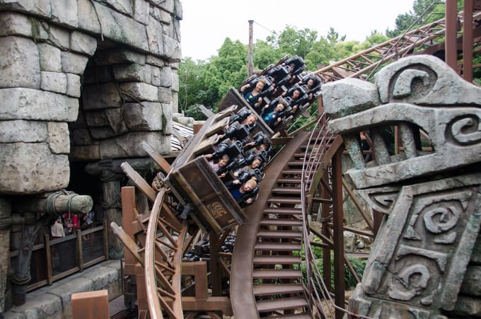 công viên đại dương tokyo disneysea: raging spirits roller coaster