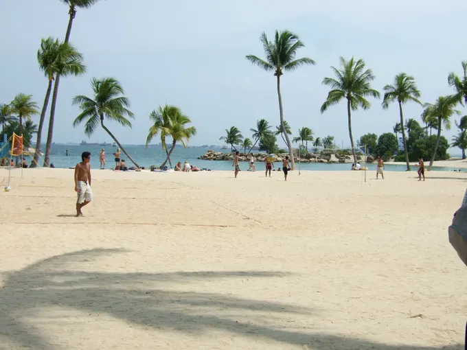 bãi biển ở đảo sentosa là một trong những điểm đến ở singapore cho hội độc thân