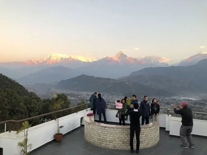 du lịch nepal: đón bình minh tại rooftop của himalayan front hotel