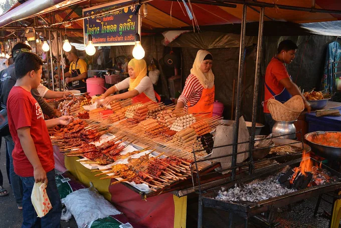 thưởng thức ẩm thực đường phố là một trong những kinh nghiệm đi krabi