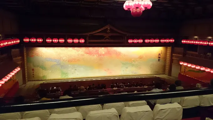 sân khấu miyako odori trong chuyến ngắm hoa anh đào