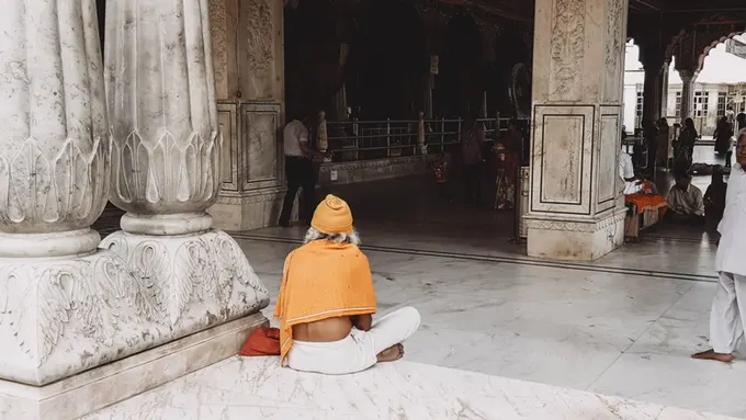 du lịch ấn độ một mình - cầu nguyện ở đền hindu