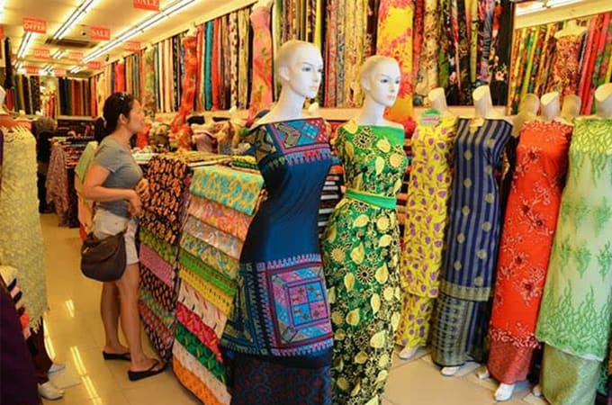đi singapore mua quà gì: quần áo lụa batik