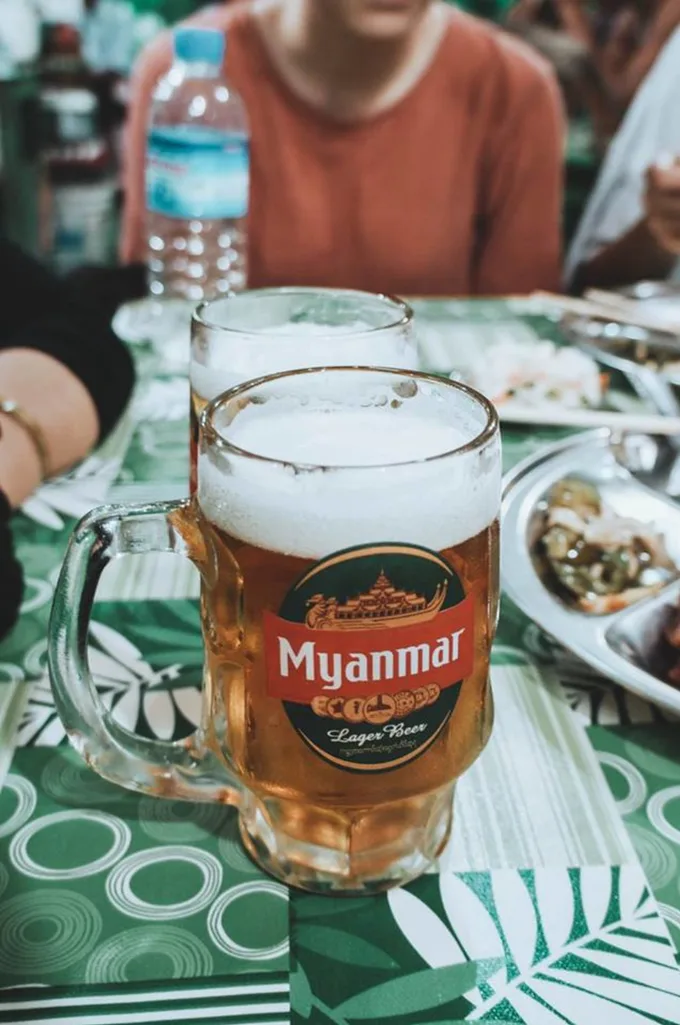 du lịch bagan - uống bia myanmar