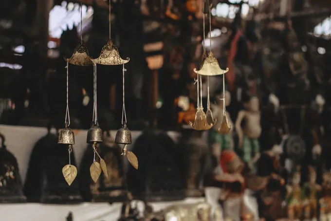 du lịch bagan - đồ mỹ nghệ truyền thống ở một chợ địa phương