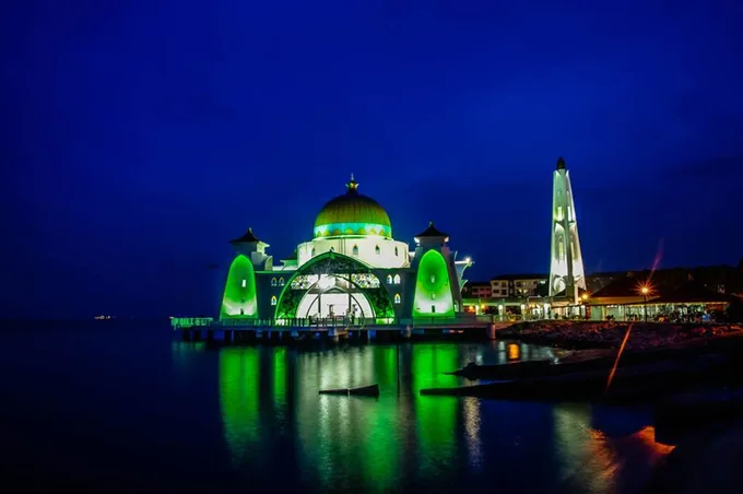 du lịch malacca - nhà thờ masjid selat vào ban đêm