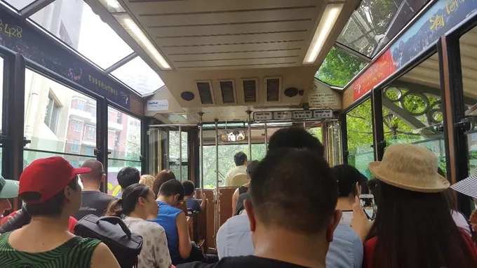 lịch trình du lịch hong kong: xe bus tới the peak tram
