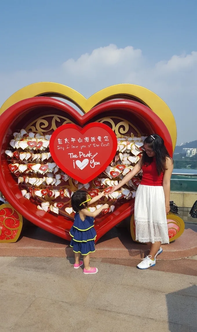 lịch trình du lịch hong kong: viết điều ước gắn lên trái tim khổng lồ