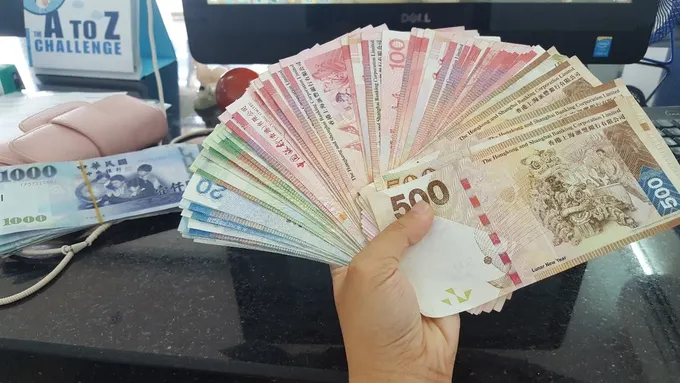 lịch trình du lịch hong kong: đổi tiền