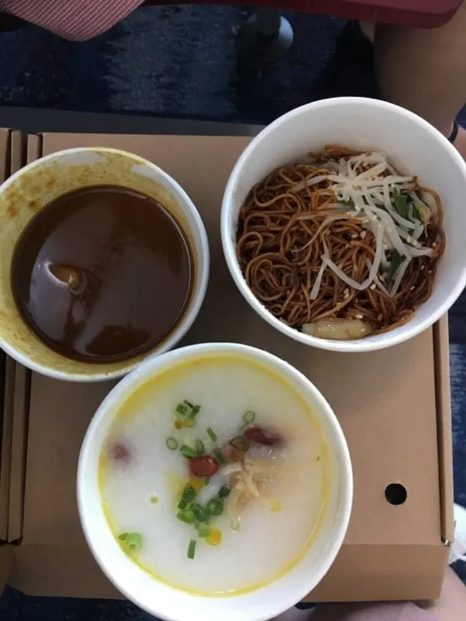 lịch trình du lịch hong kong: đồ ăn ở sân bay