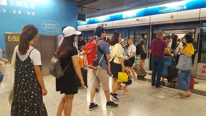 lịch trình du lịch hong kong: xếp hàng lên tàu điện ngầm