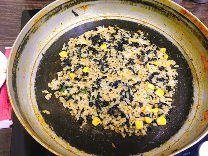 cơm trộn rong biển là một món đặc sắc của ẩm thực seoul