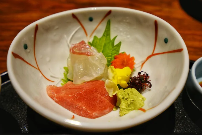thưởng thức sashimi trong lịch trình ngắm mùa thu ở kyoto