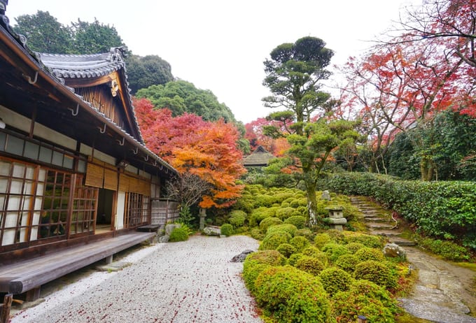một ngôi chùa ở ngoại ô trong lịch trình ngắm mùa thu ở kyoto