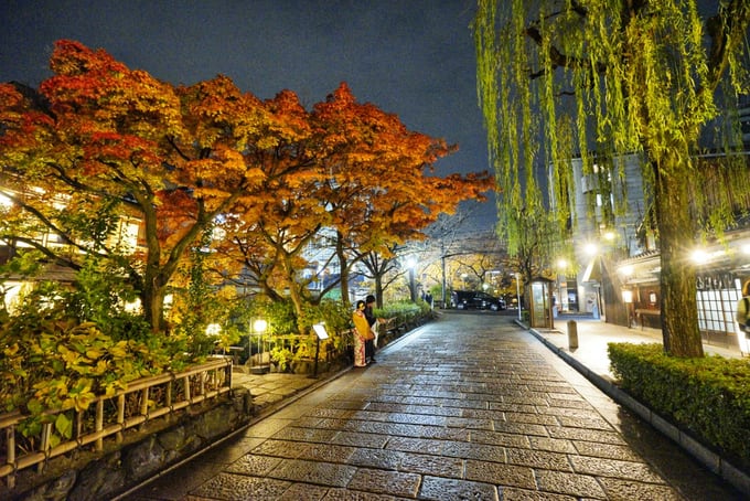đến Gion vào đêm muộn trong lịch trình ngắm mùa thu ở kyoto
