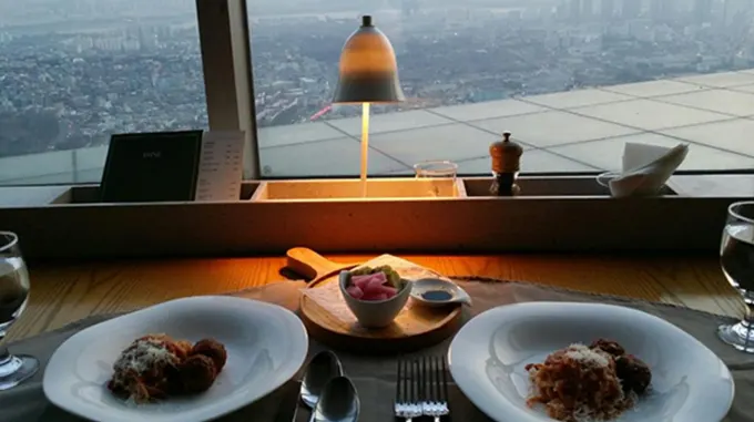 dùng bữa tại the place dining trong tháp N Seoul