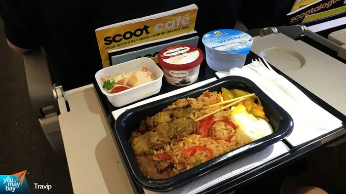 thức ăn trên máy bay hãng scoot trong lịch trình đi singapore dịp 30/4 cho nhóm bạn thân