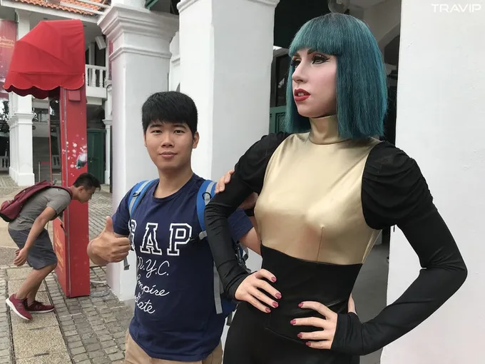 chụp hình với tượng sáp tại madame tussauds trong lịch trình đi singapore dịp 30/4 cho nhóm bạn thân