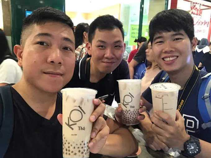 thưởng thức trà sữa koi trong lịch trình đi singapore dịp 30/4 cho nhóm bạn thân