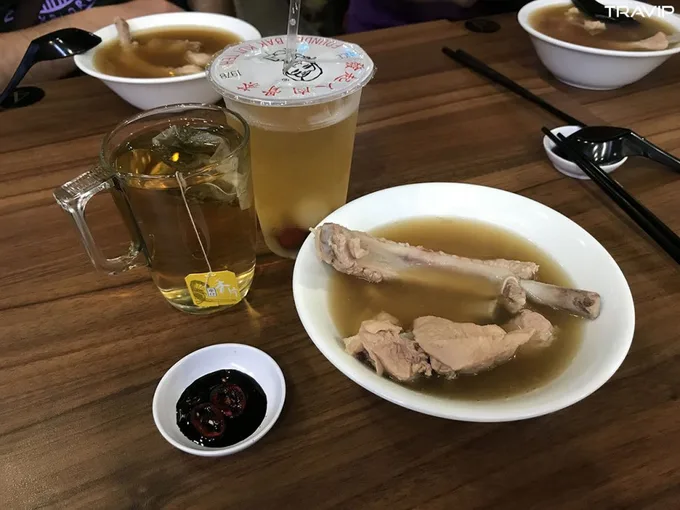 ăn sườn bat kut teh trong lịch trình đi singapore dịp 30/4 cho nhóm bạn thân