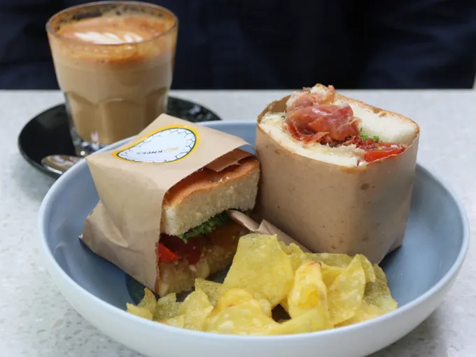 ăn món sandwich trong lịch trình đi singapore cho nhóm bạn