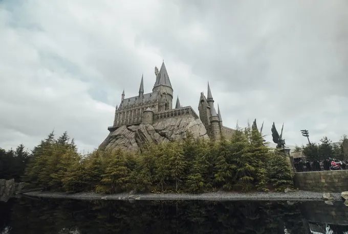 lâu đày hogwarts tại universal studios japan là một địa điểm du lịch harry potter