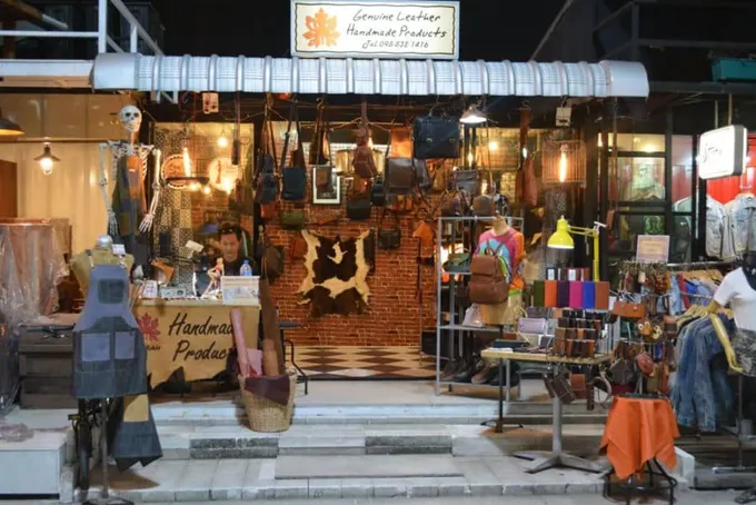 mua sắm tại chợ đêm hua mum - một trong những khu chợ đường phố ở bangkok