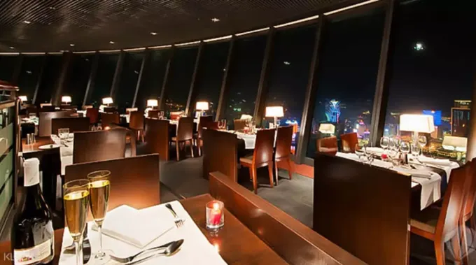 nhà hàng xoay 360 độ ở tháp macau