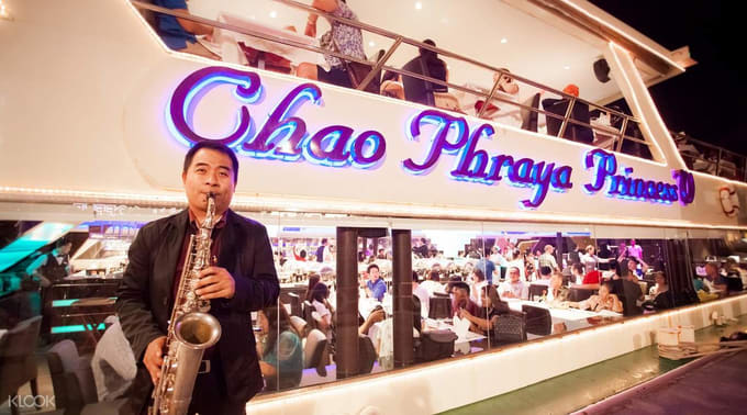 nghệ sĩ trình diễn saxophone trên du thuyền chao phraya princess