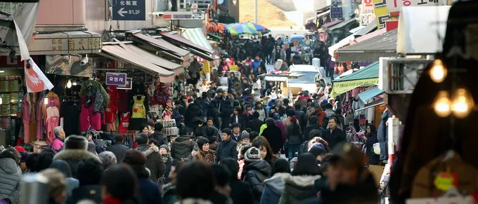 chợ myeongdong là một trong những chợ đêm hàn quốc sôi động