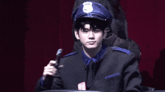ong seongwoo trong trang phục cảnh sát