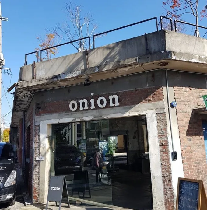 tiệm cafe onion nhìn từ bên ngoài