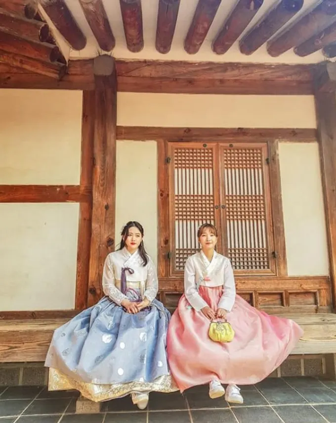 hai cô gái mặc hanbok tại kuminhanbok chabim