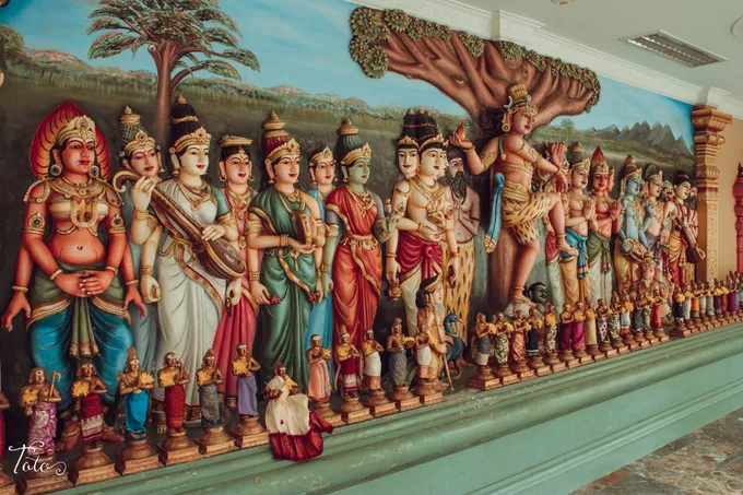 tranh vẽ và tượng bên trong đền sri mahamariamman