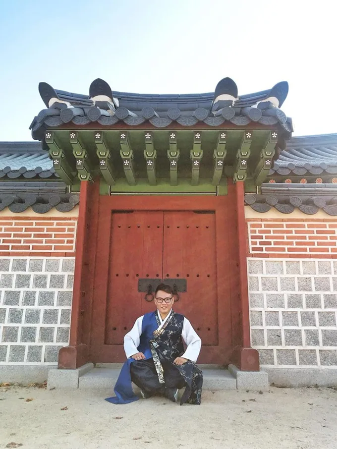 chụp hình tại cổng của Gyeongbokgung 