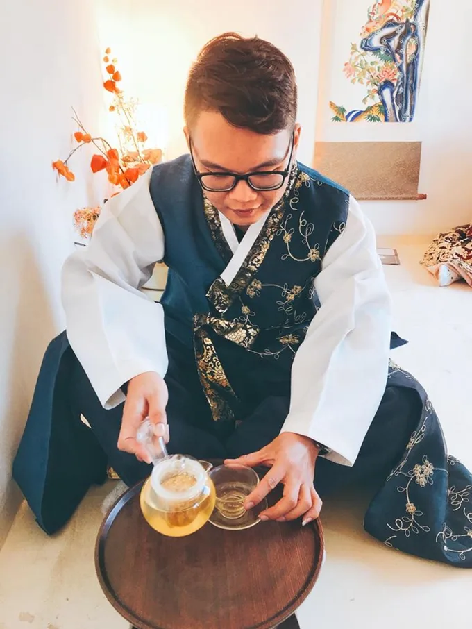 mặc hanbok uống trà