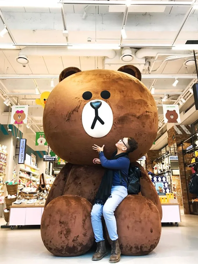 chụp ảnh cùng gấu brown