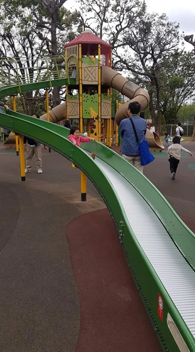 cầu trượt ở công viên meiji jingu gaien