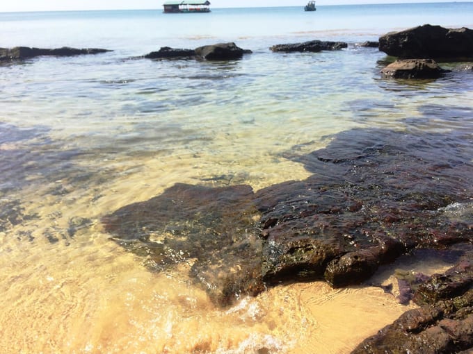 bãi biển gần đền thờ nguyễn trung trực