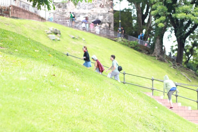 người đi dạo trong công viên tại malacca