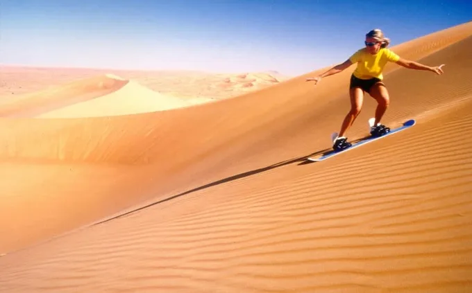 trượt ván trên sa mạc