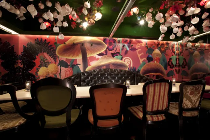 tokyo alice in wonderland cafe