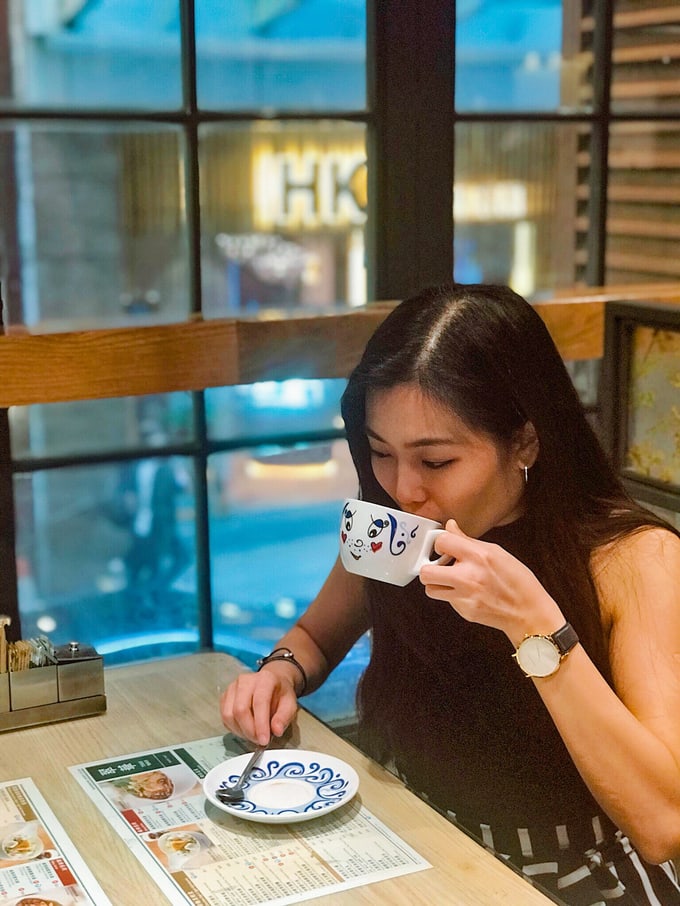 Tsui Wah Cafe Drinking Milk Tea Singapore